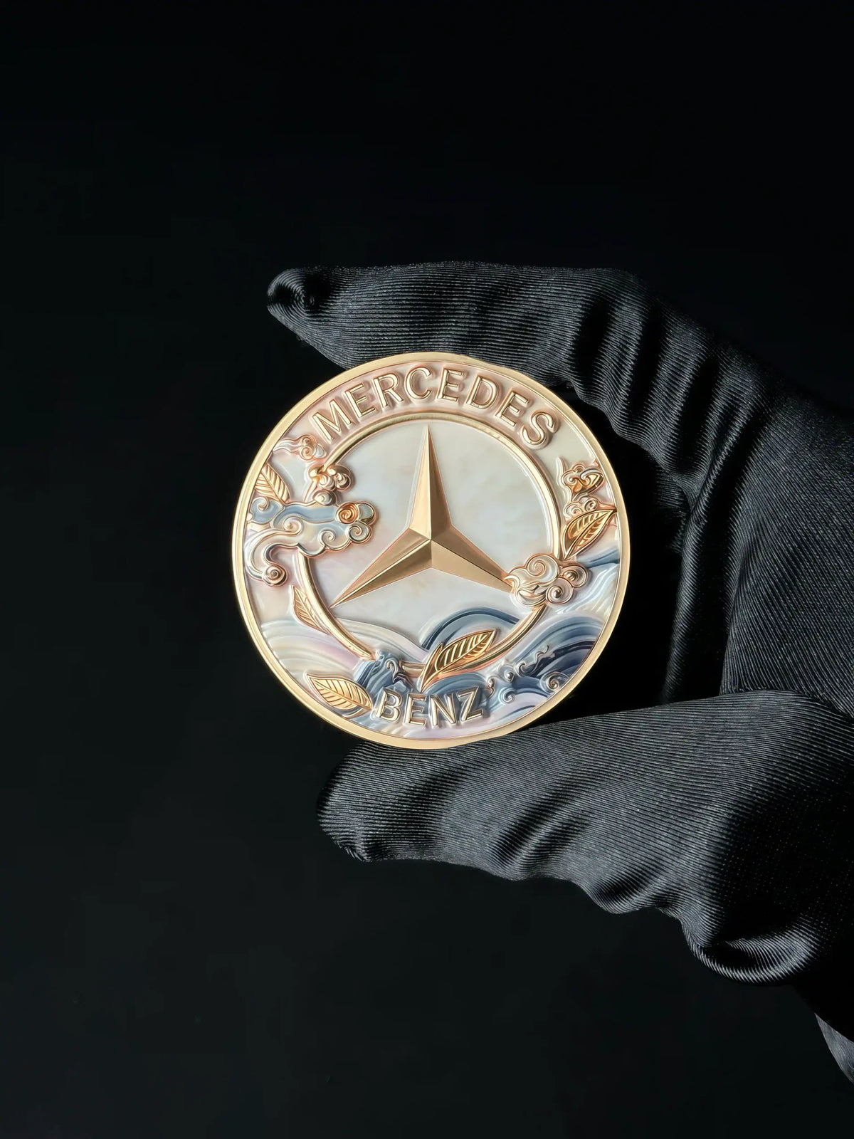 Logo Mercedes-Benz Foglia d'Oro e Blue Cloud