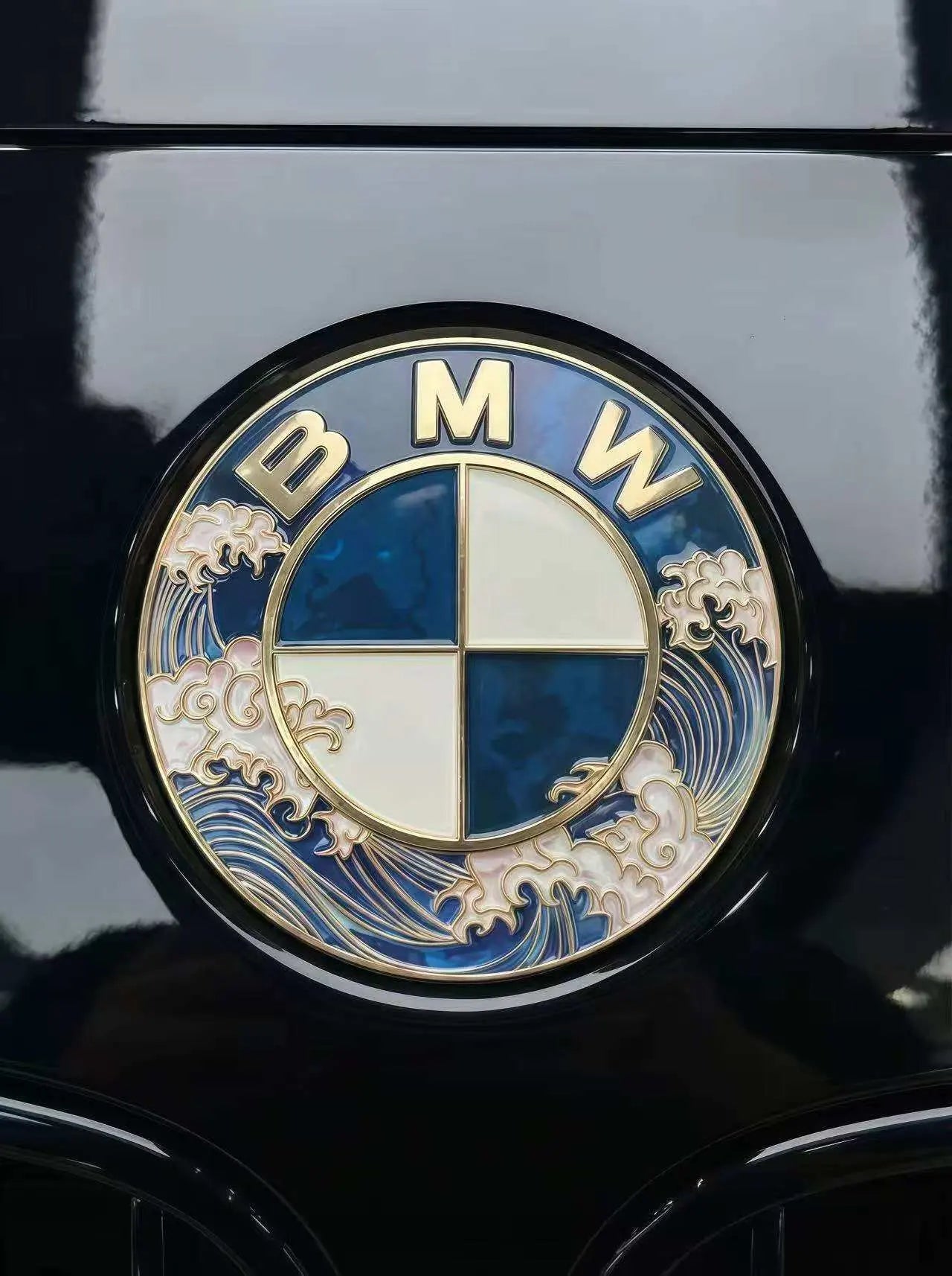 🌊 Logo BMW Serie Ukiyo-e Kanagawa - Emblema artistico premium per auto