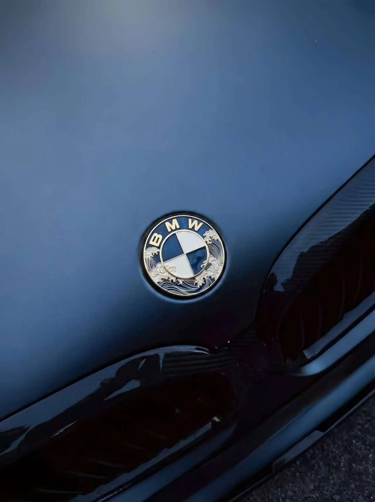 🌊 Logo BMW Serie Ukiyo-e Kanagawa - Emblema artistico premium per auto